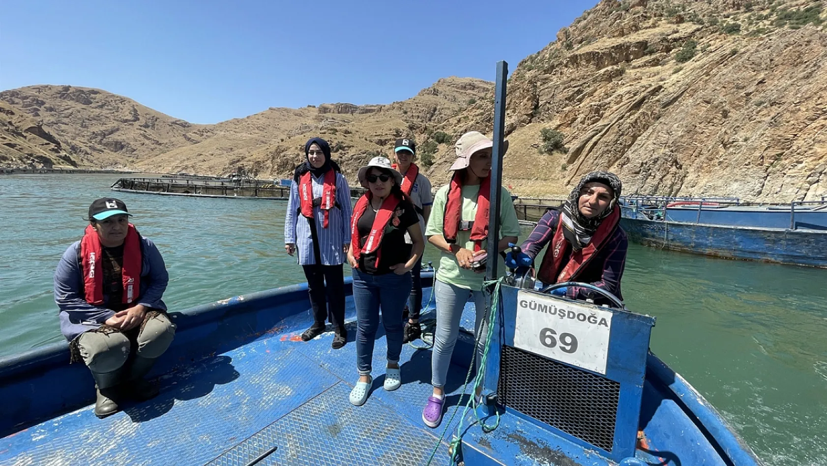 Elazığlı kadınlar ekmeğini Fırat Nehri'nden kazanıyor