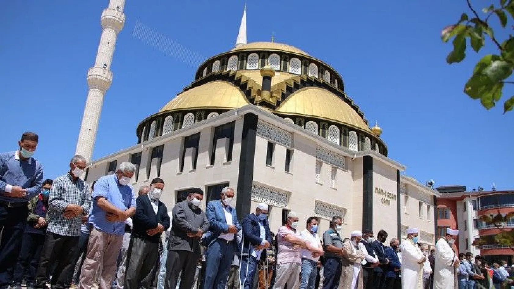 Filistinli şehitler için gıyabi cenaze namazı kılındı