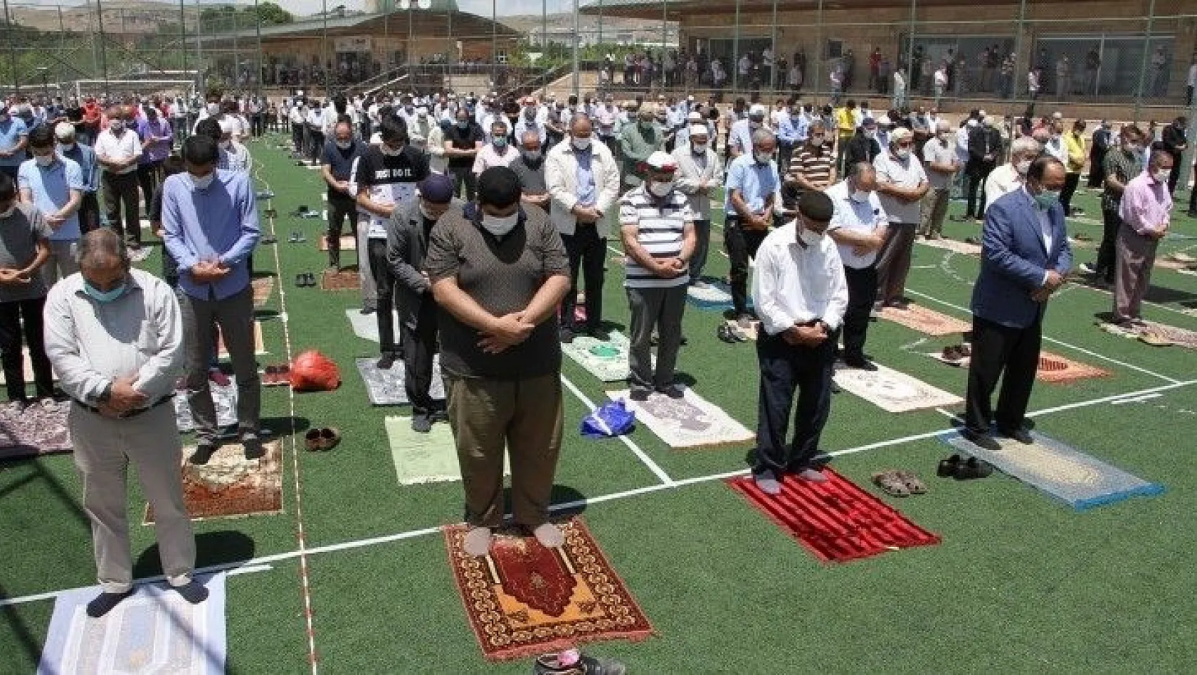 Futbol sahasında sosyal mesafeli cuma namazı