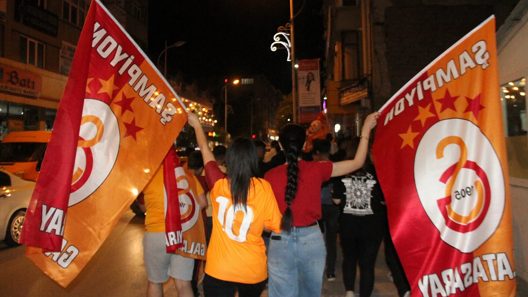 Galatasaraylı taraftarların derbi ve şampiyonluk kutlaması