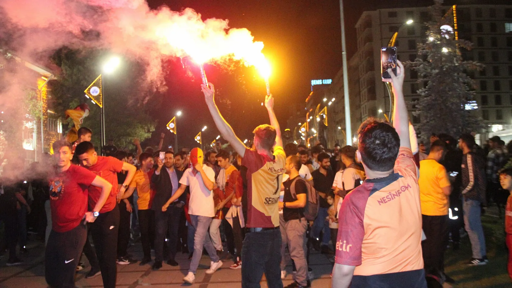 Galatasaraylılar meydanı karnaval alanına çevirdi