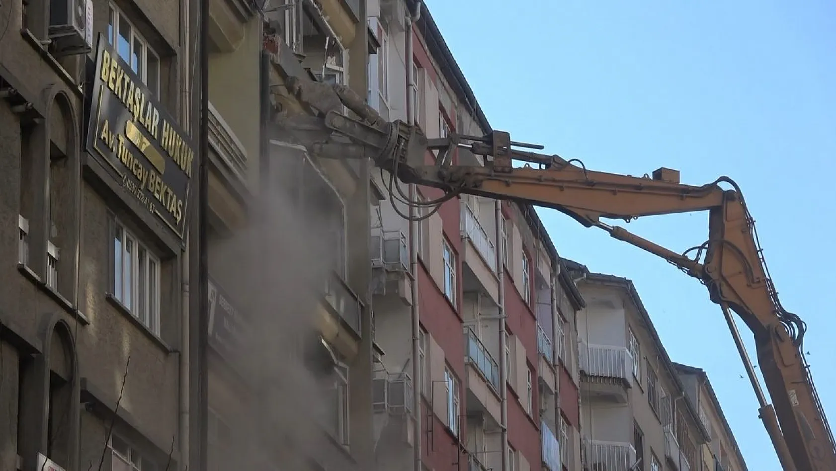 Gazi Caddesi'nde yıkım işlemleri başladı
