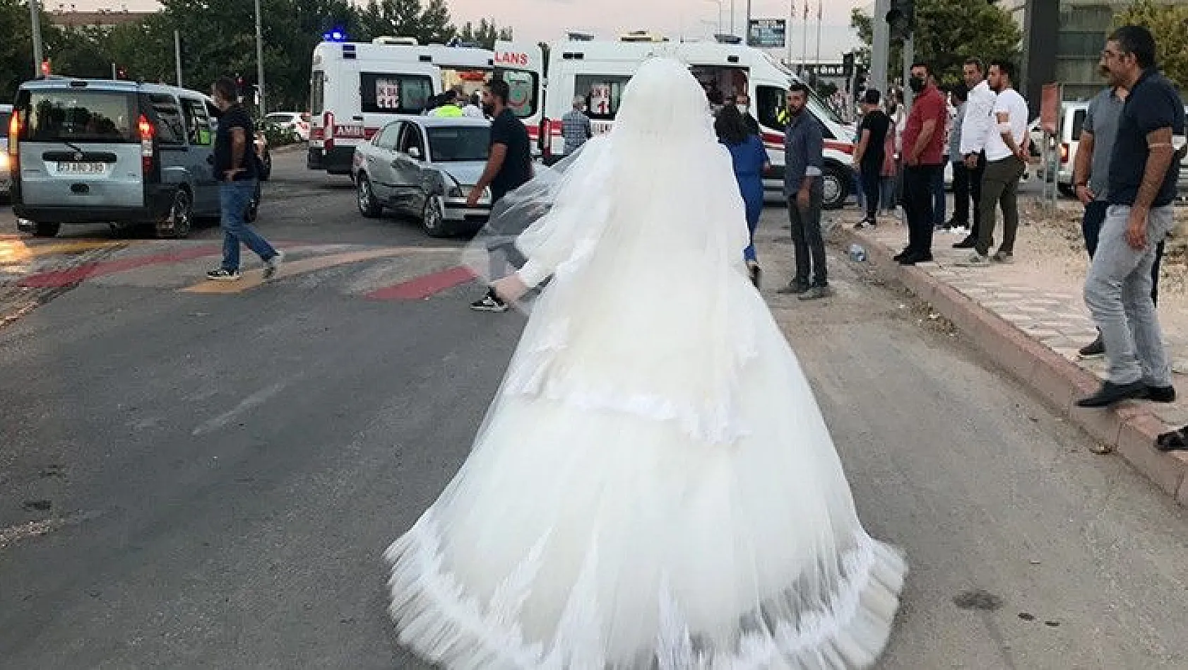 Gelin düğünü bıraktı, trafik kazasında yaralanan teyzesine koştu
