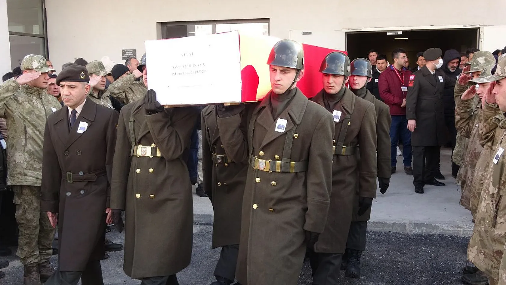Genç çift, memleketleri Elazığ'da toprağa verildi