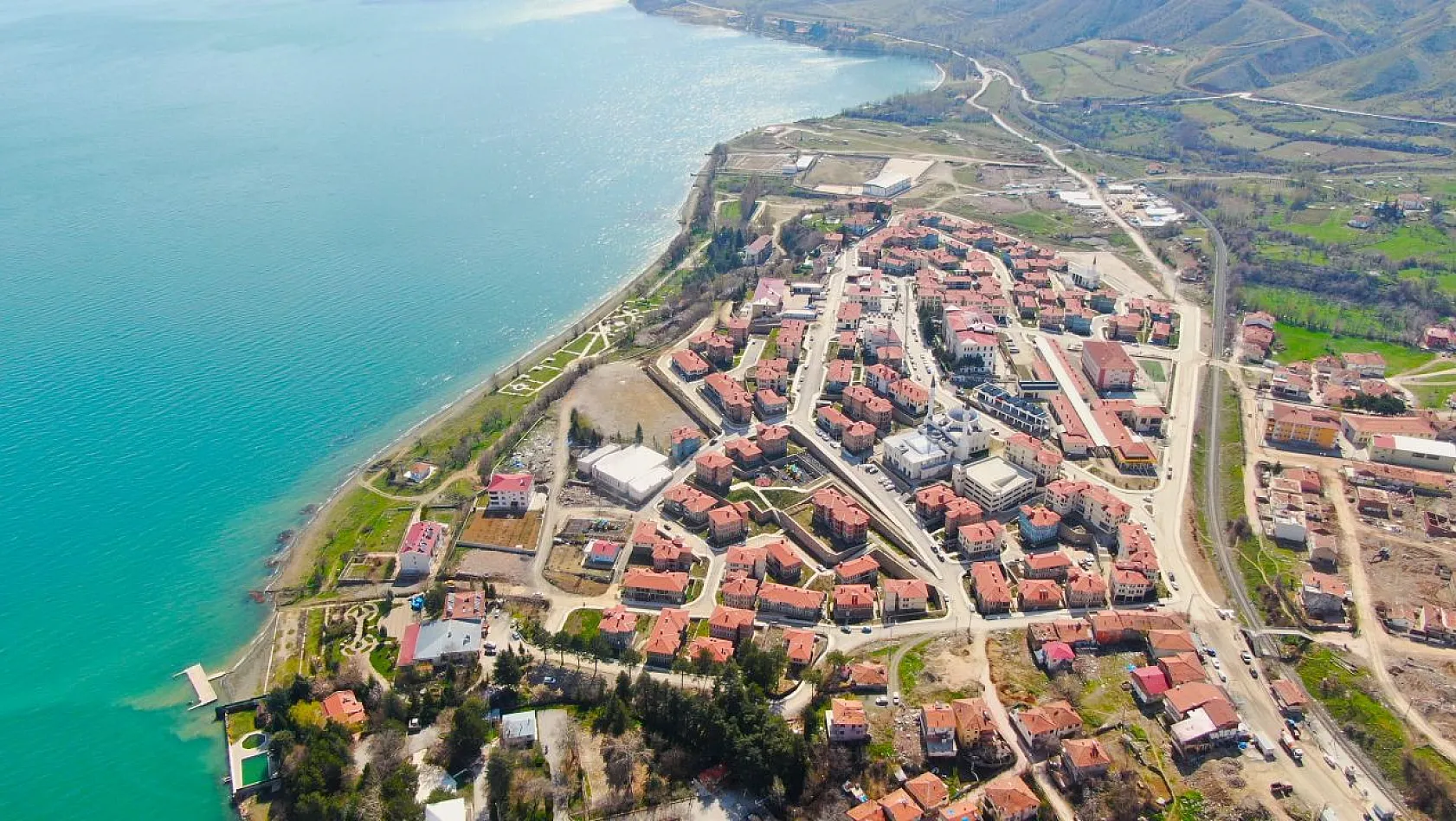 Göl manzaralı TOKİ konutları dikkat çekiyor