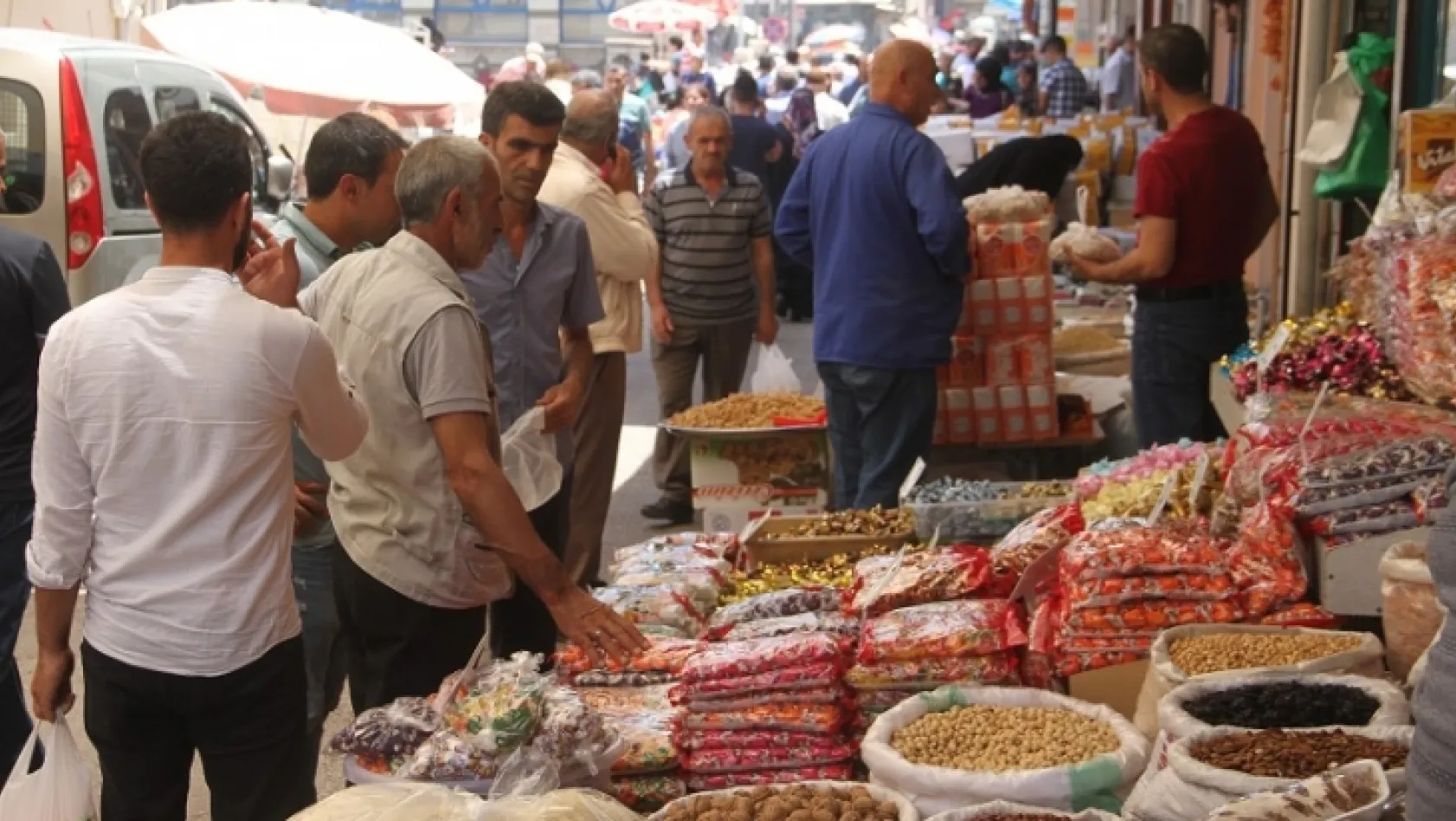 Elazığ'da alışveriş yoğunluğu yaşanıyor