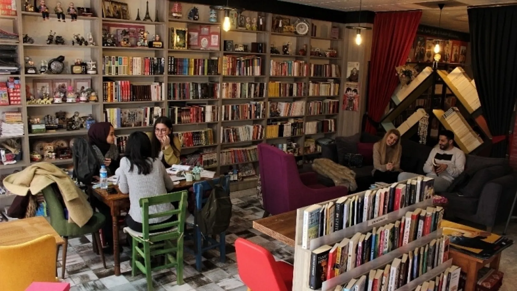 Kitap okumayı sevdiren mekan 'Kitap Kafe'