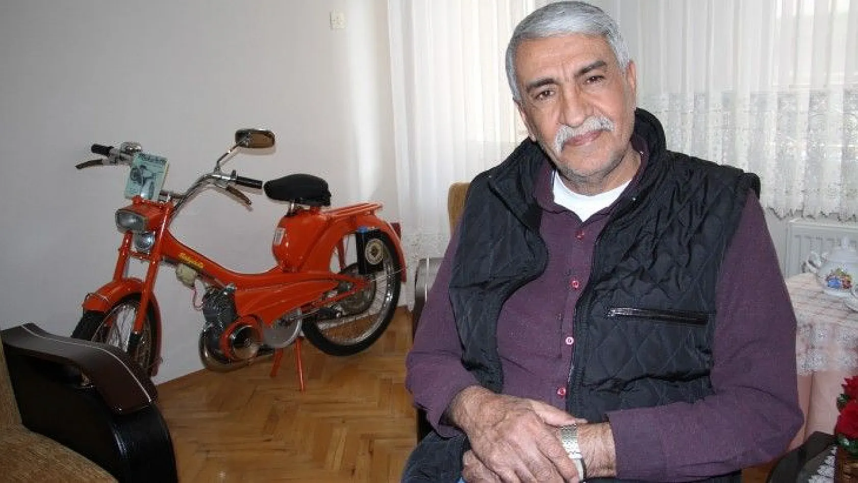 Gözü gibi baktığı motorunu evinde muhafaza ediyor