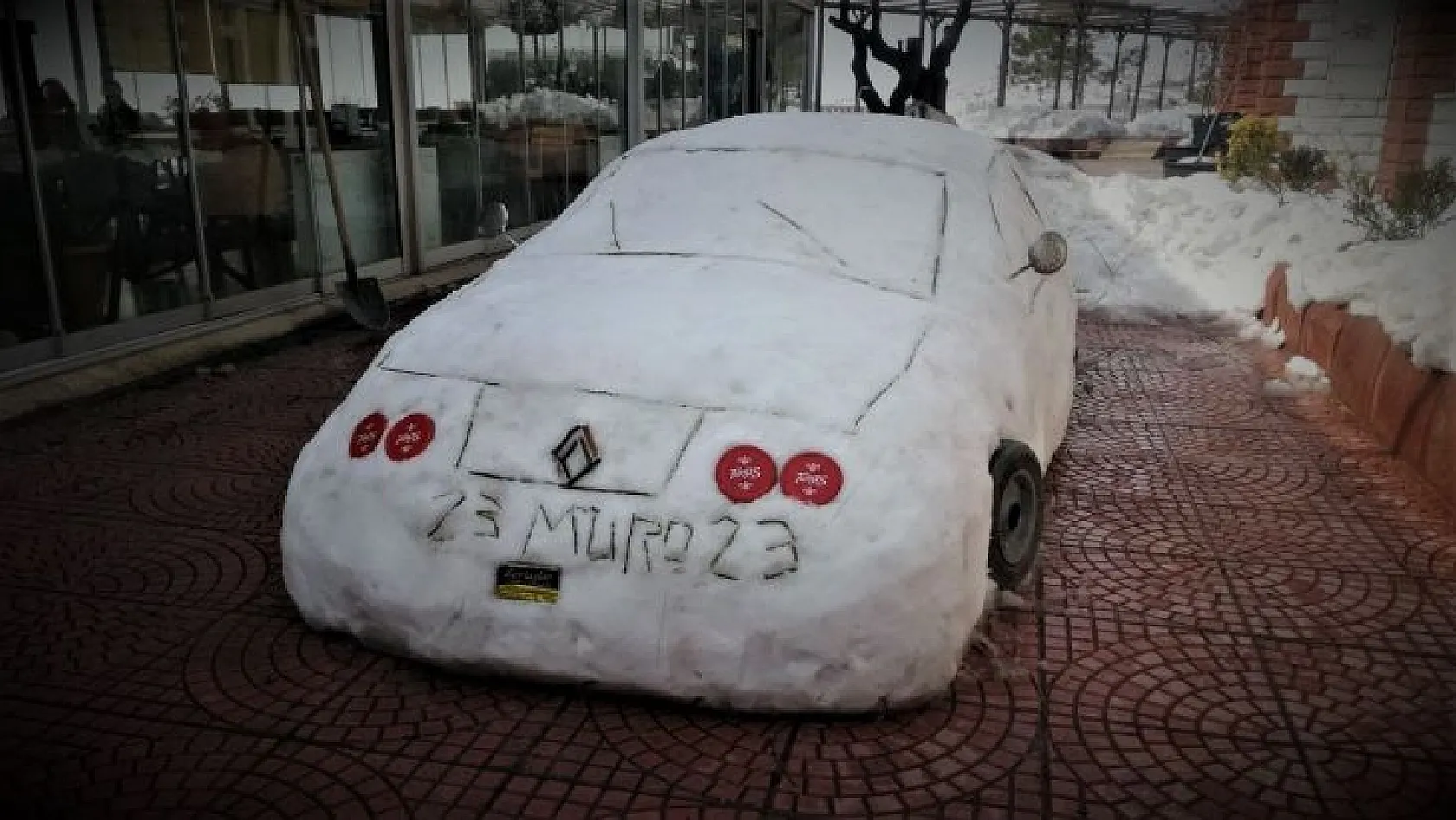 'Güneş görünce eriyen' arabasına 200 bin lira fiyat biçti