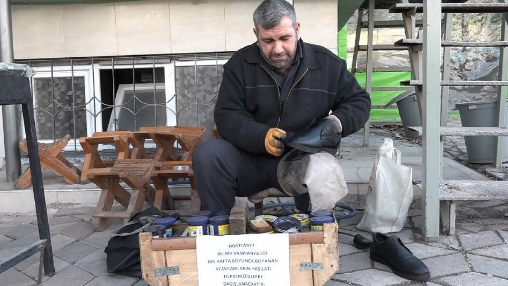 Haftalık gelirini depremzedeler için bağışladı