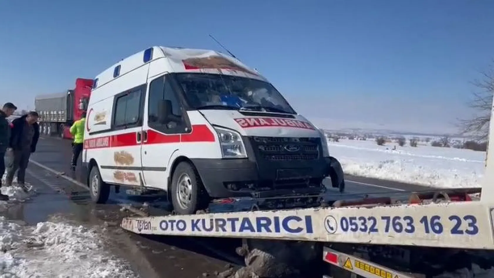 Hasta taşıyan ambulans takla attı