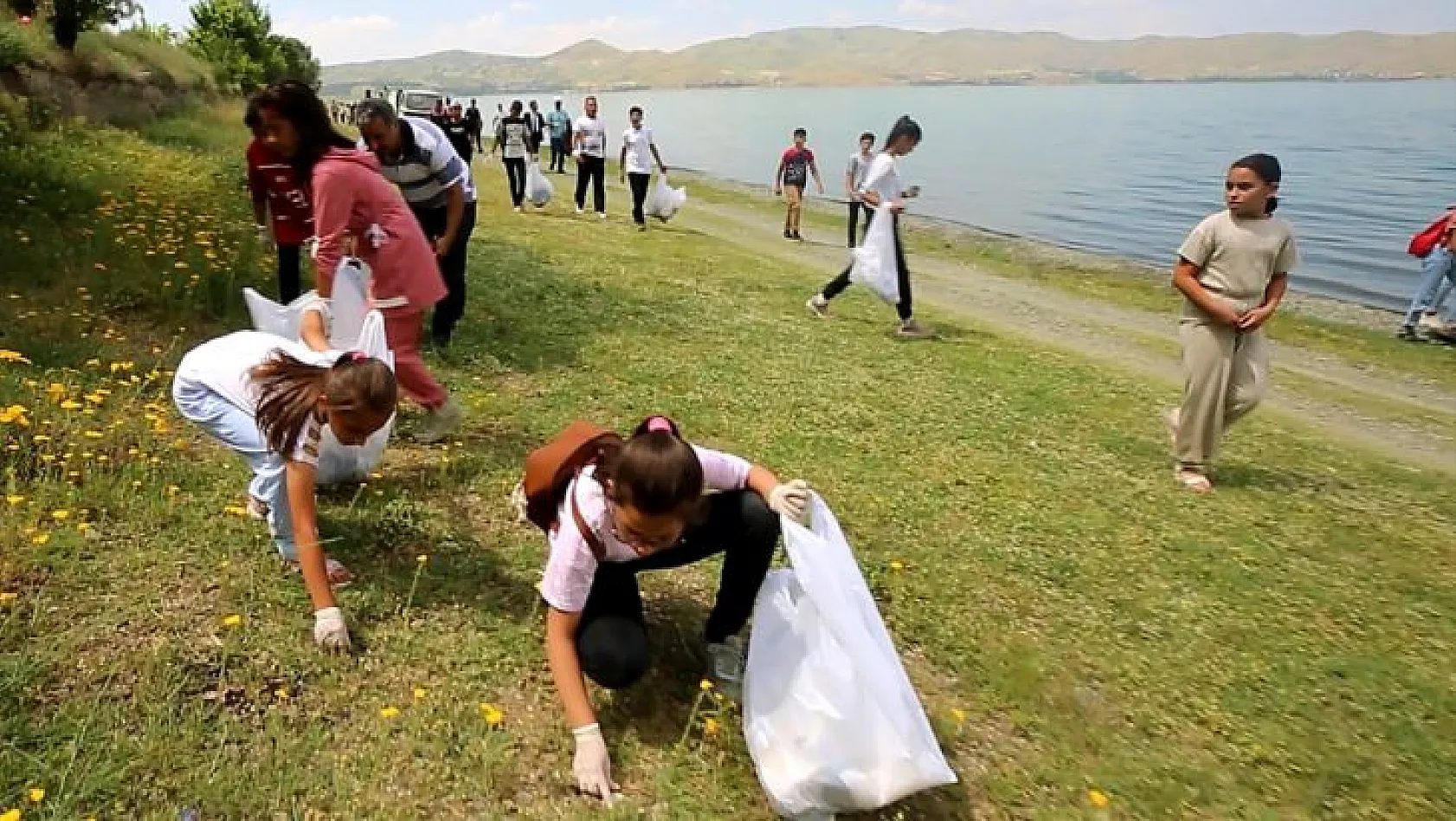 Hazar Gölü kıyılarında farkındalık oluşturdular