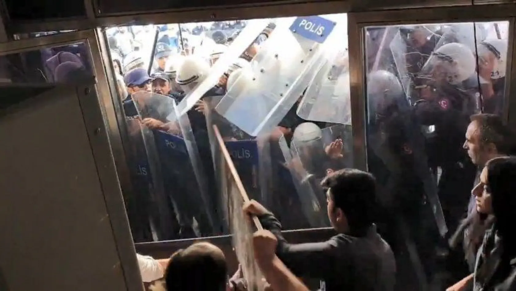 HDP'lilerden polise sıcak su ve cam bardaklı saldırı