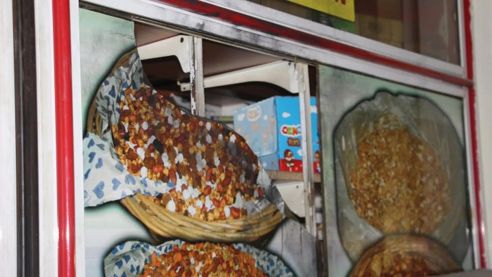 Hırsızın dükkana girdiği yer görenleri şaşırttı