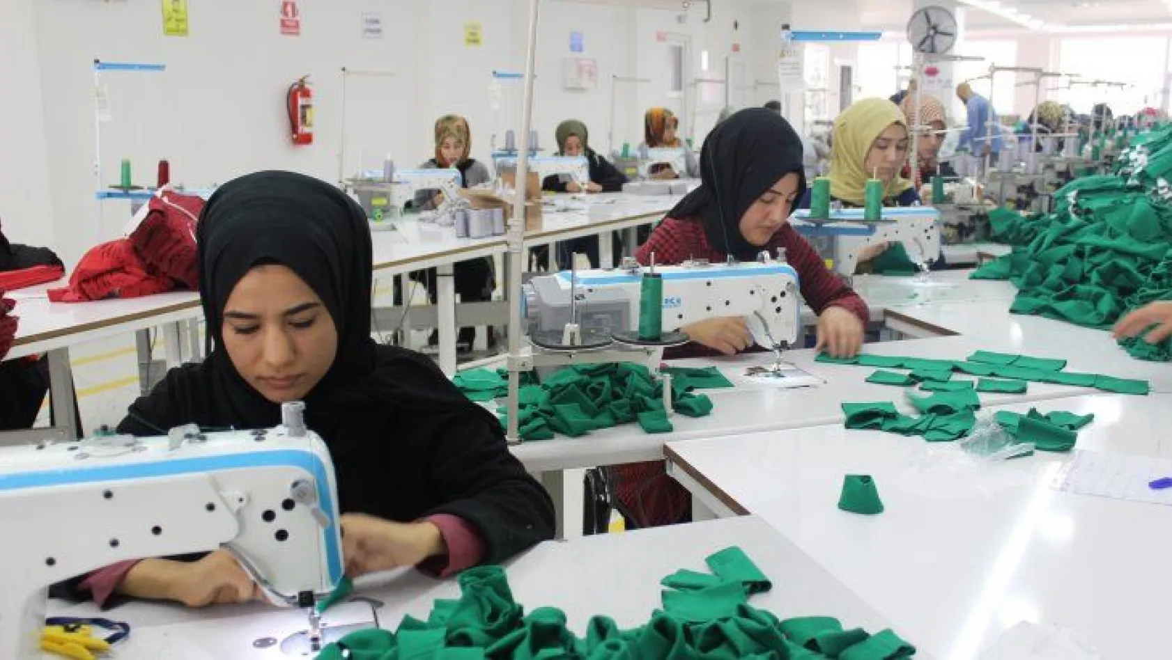 İlçede kurulan tekstil atölyesi kadınlara iş kapısı oldu