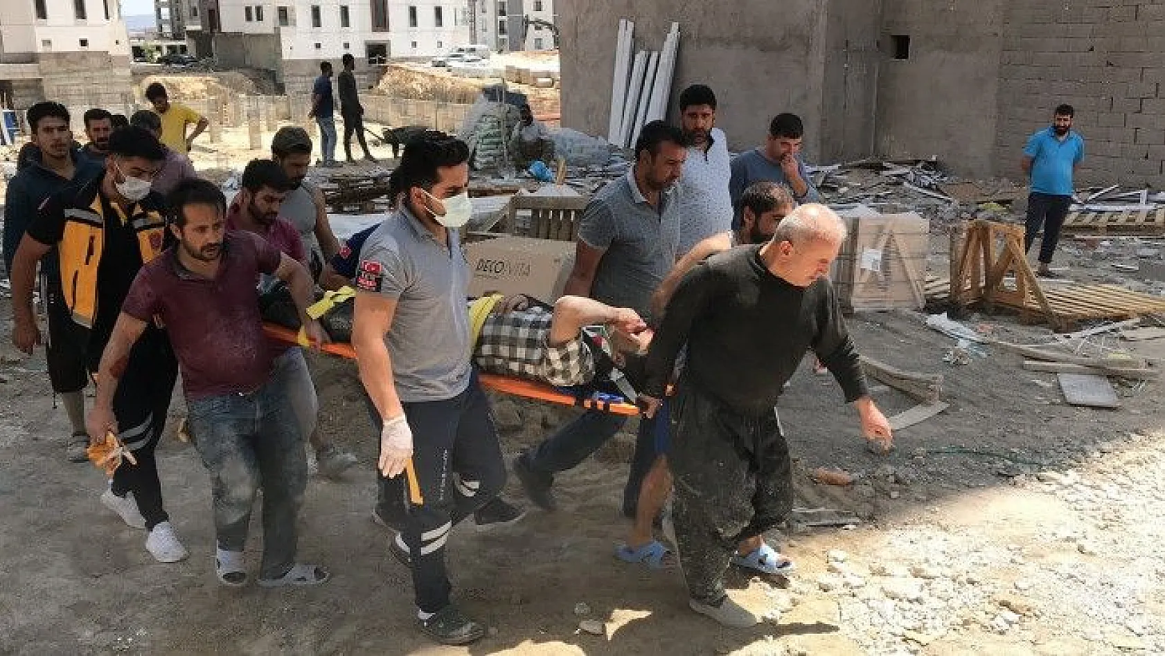 İnşaatın iskelesinden düşen işçi yaralandı