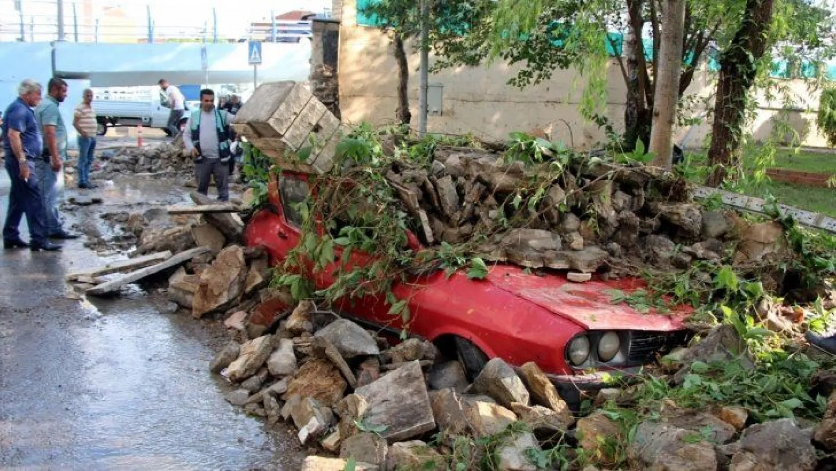 İstinat duvarı çöktü, çok sayıda araç hasar gördü