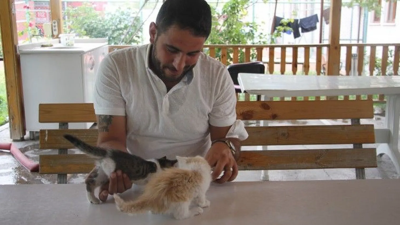 İtfaiye ekipleri kurtardı, duyarlı vatandaş sahiplendi