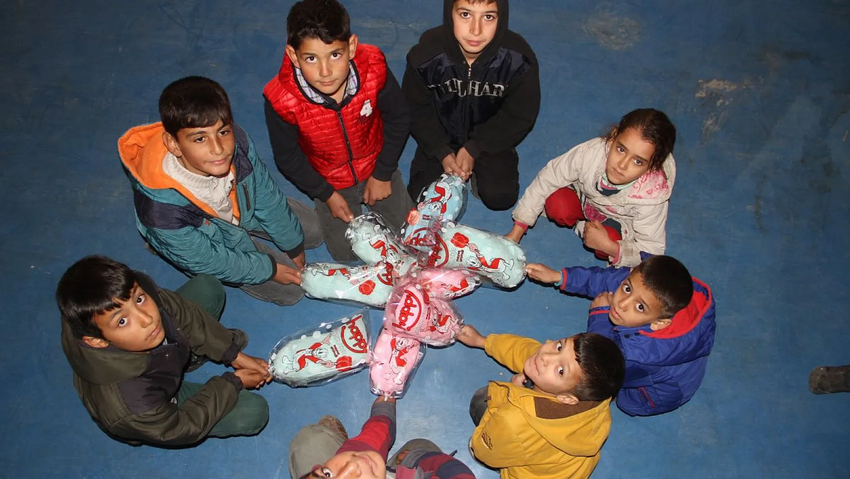 'İyilik Yap Kalplere Dokun' çocukların yüzünü güldürdü