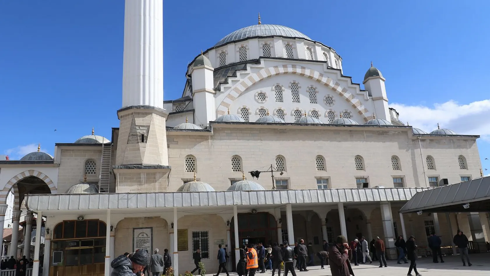 İzzet Paşa Camii 'dimdik' ayakta