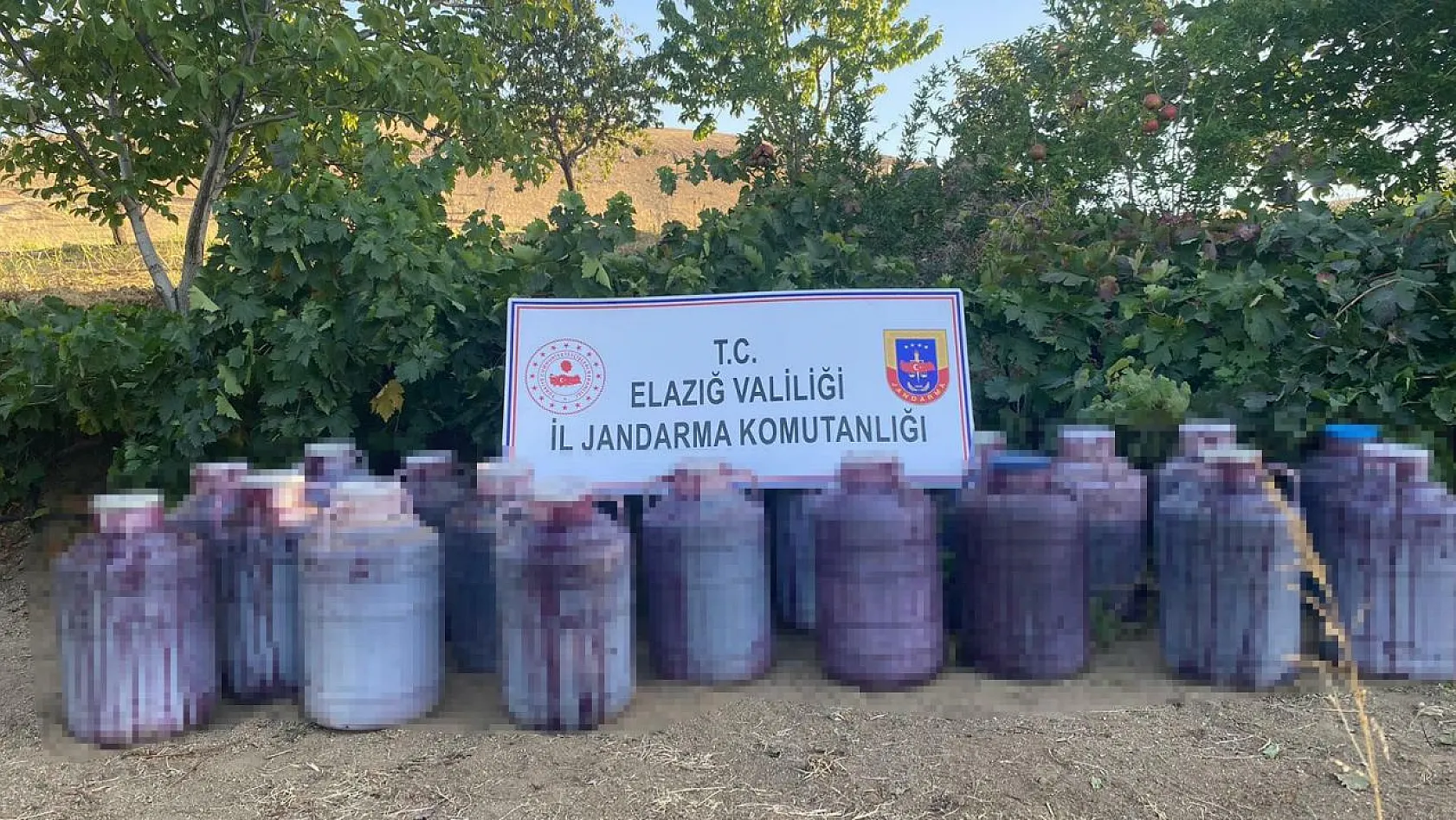 Jandarma ekipleri kaçak şarap ele geçirdi