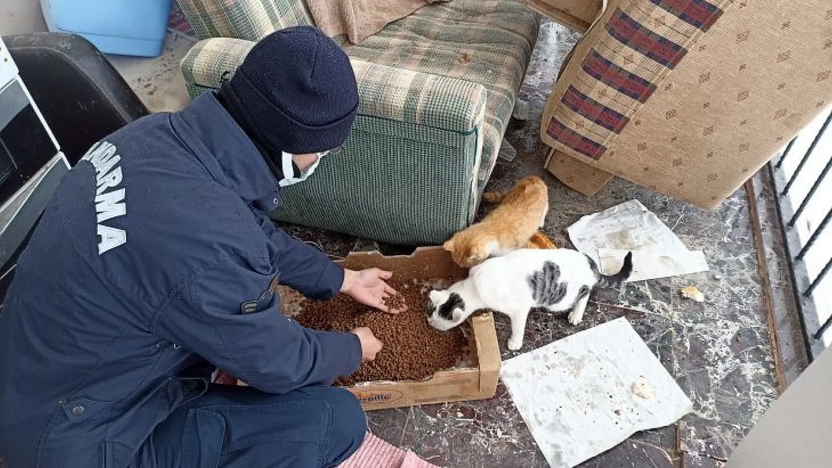 Jandarma ekiplerinden yürekleri ısıtan hareket