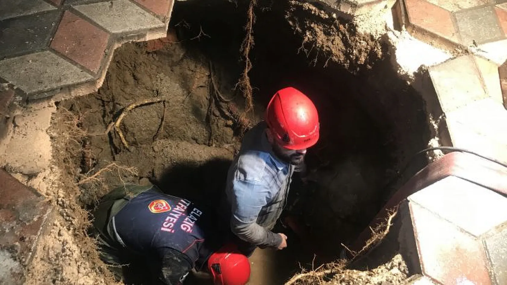 Kaldırımda yürürken çukura düşmüştü, o anın görüntüleri ortaya çıktı