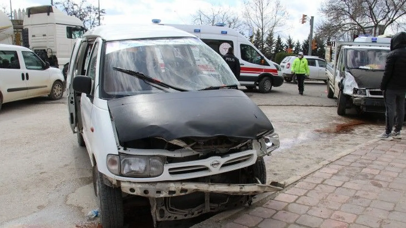 Kamyonet ile minibüs çarpıştı! Çok sayıda yaralı var