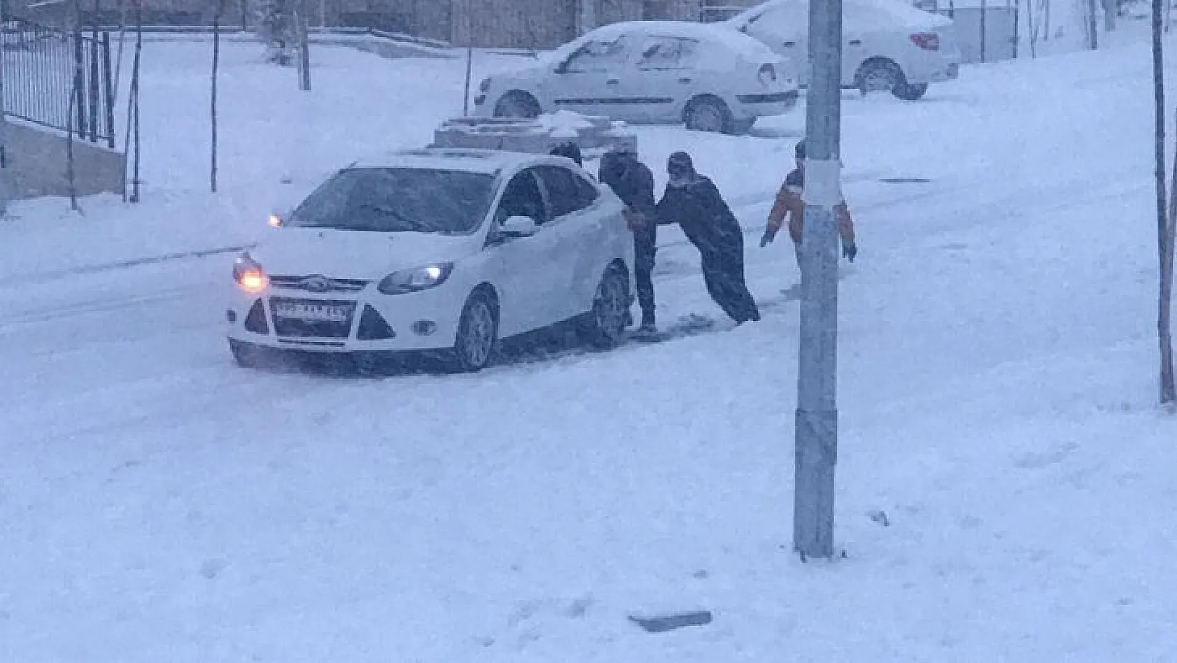 Kar yağışı etkili olunca sürücüler zor anlar yaşadı