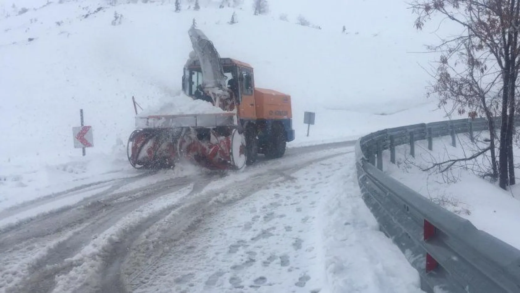 Kar yağışı köy yollarını kapattı, tipi etkili oldu