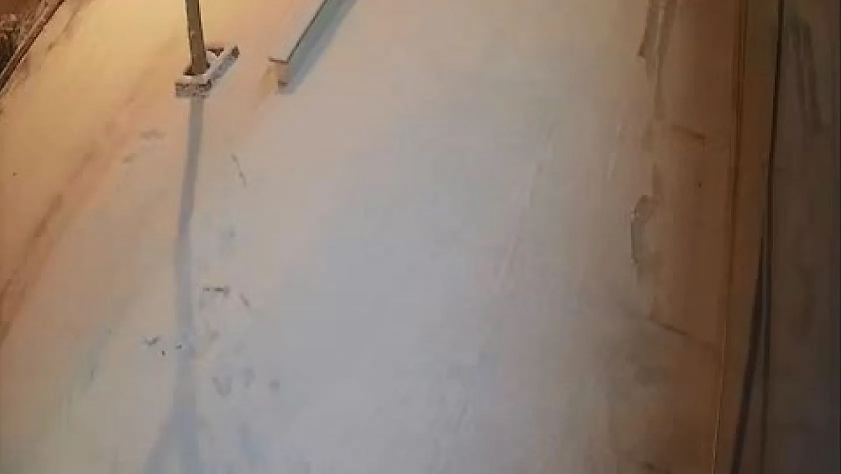 Karda kayıp düşen vatandaşlar kamerada