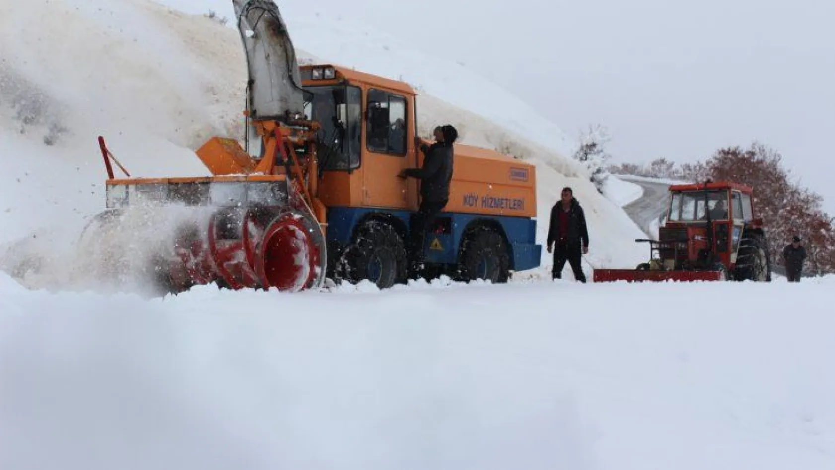 Karla kapanan köy yolları ulaşıma açıldı