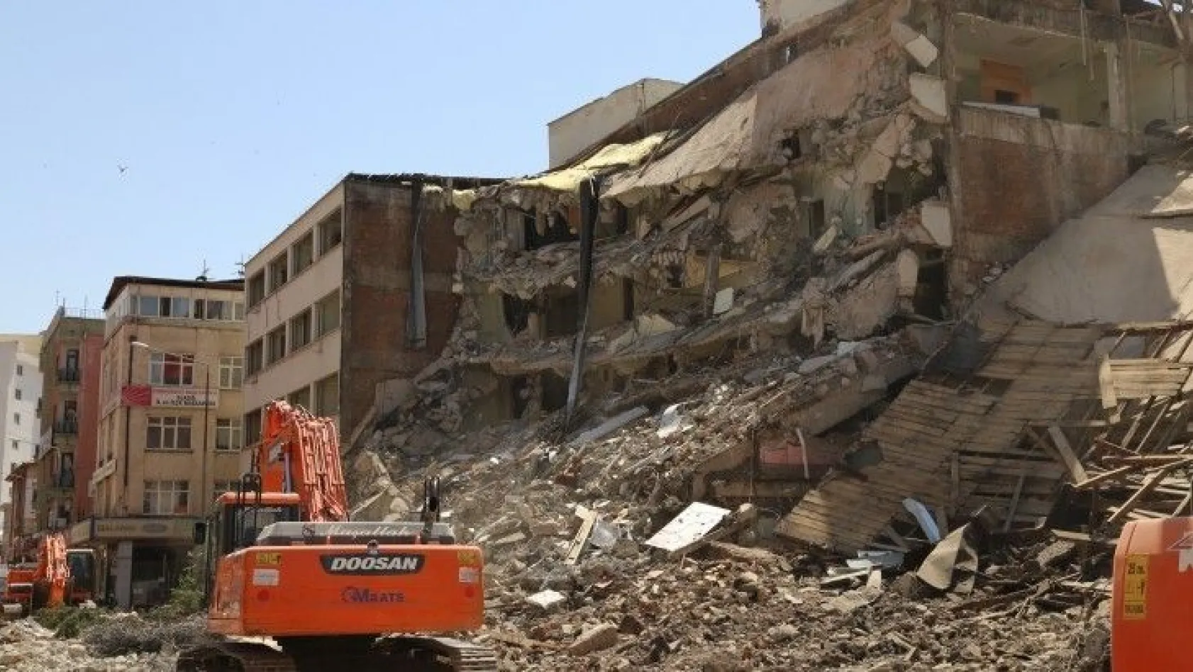 Kent Meydanı için yıkım çalışması başlatıldı