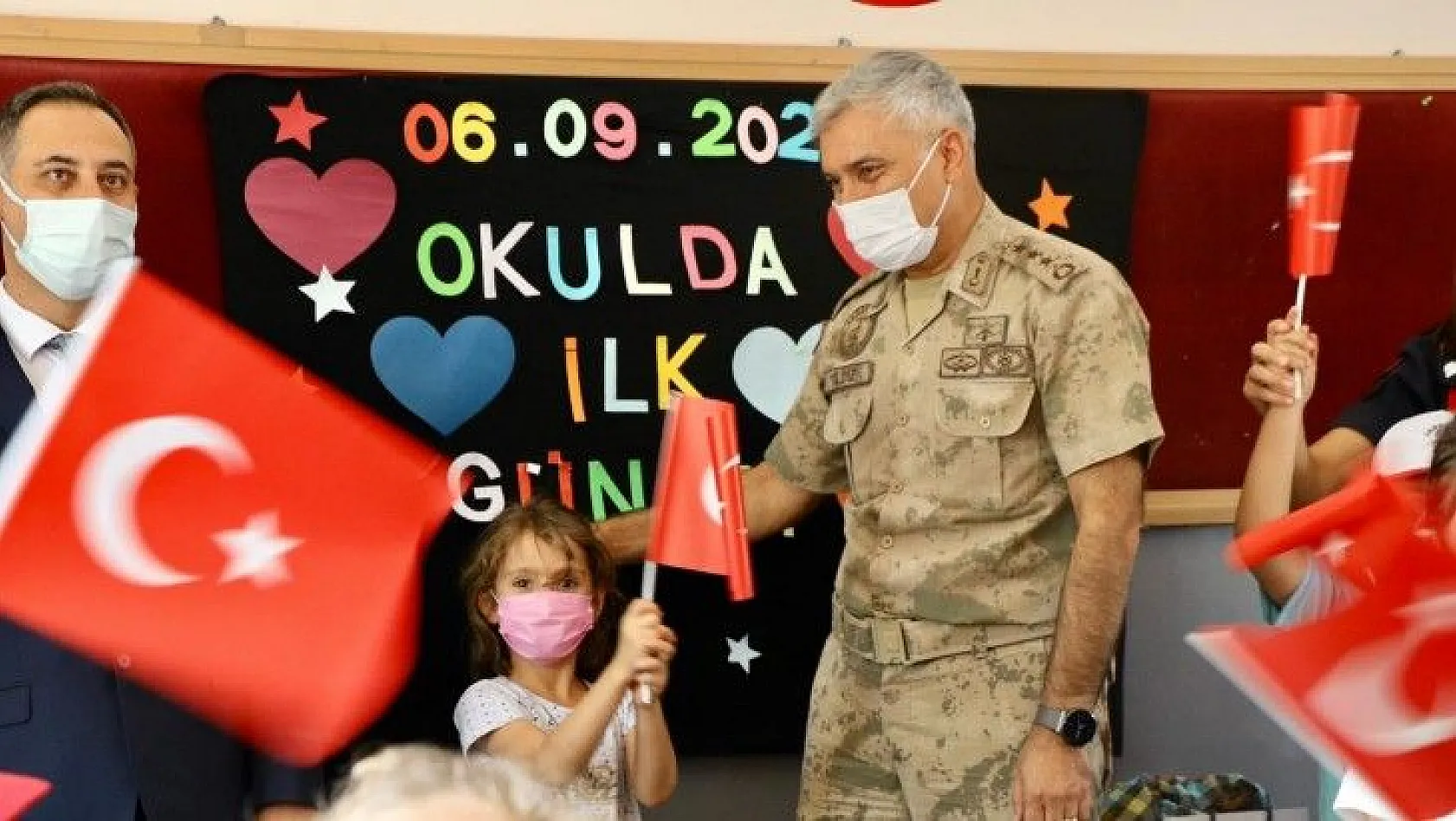 Komutan Yıldız, minik öğrencilerin heyecanına ortak oldu