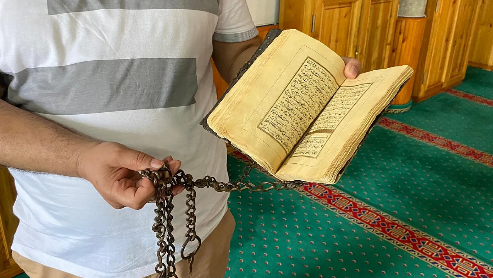 Kur'an-ı Kerim'deki zinciri görenler şaşırıyor