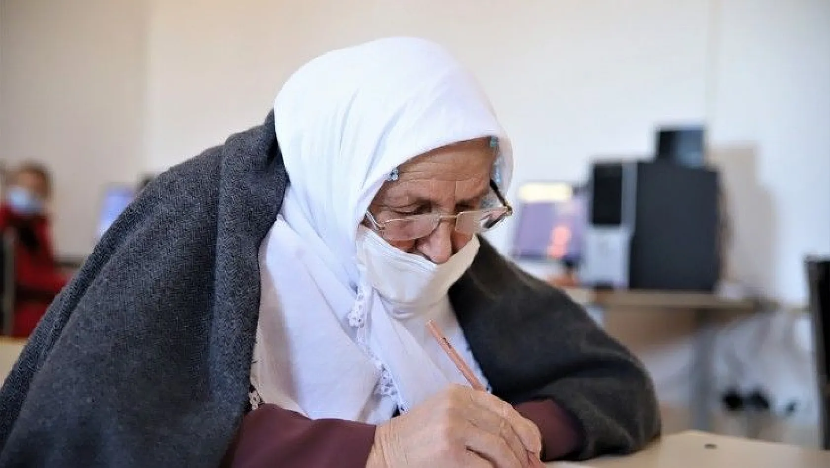Kur'an-ı Kerim okumak için okuma yazma öğreniyor