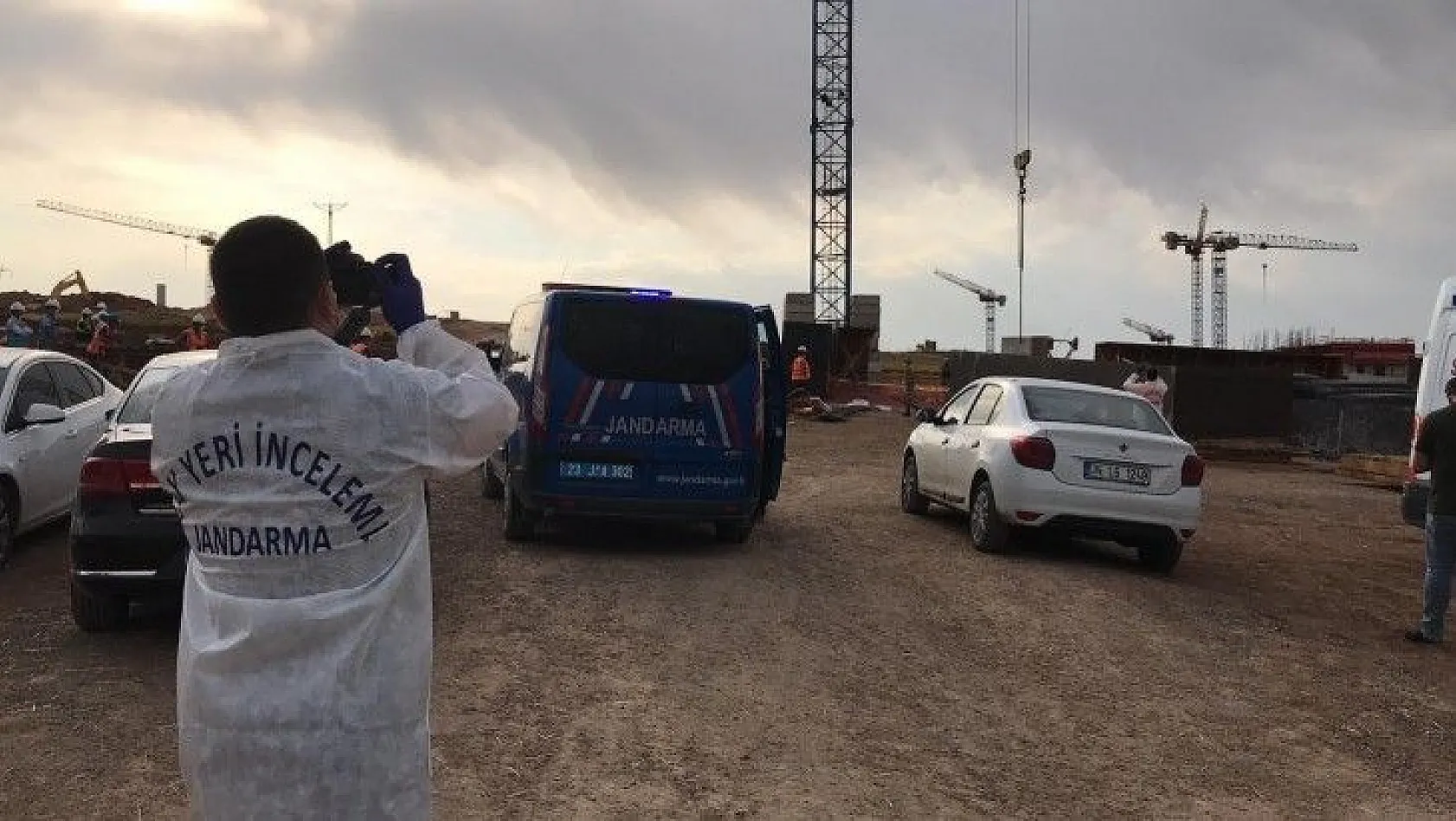 Kuvvetli rüzgar sonucu üzerine kalıp düşen işçi hayatını kaybetti