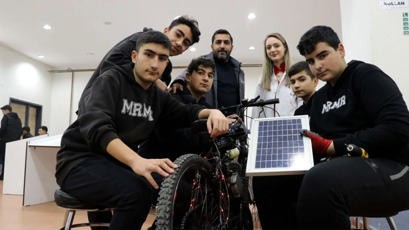 Lise öğrencileri güneş enerjisiyle çalışan bisiklet yaptı