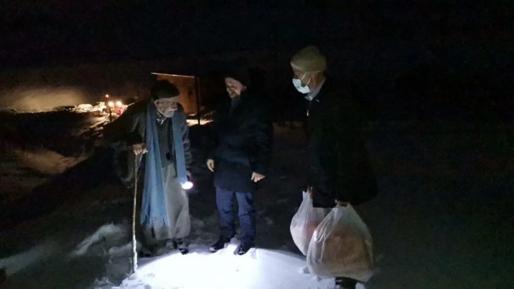 Mezrada mahsur kalıp ilaçları biten iki kardeşe kaymakam yetişti