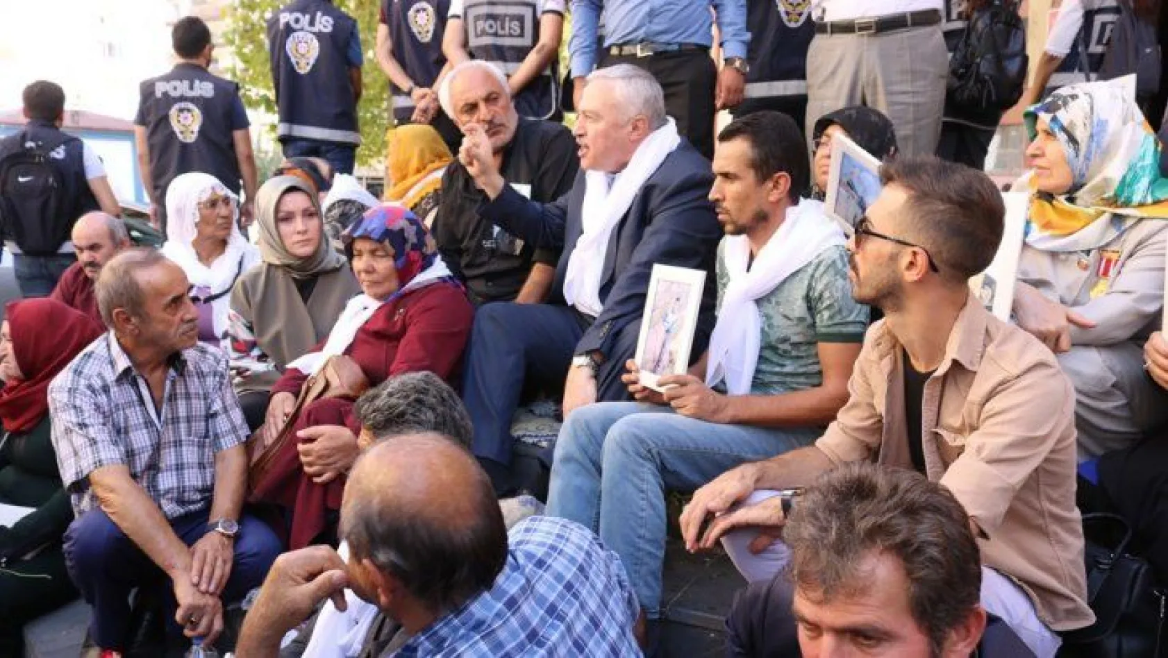 Milletvekili Demirbağ'dan HDP önündeki ailelere destek