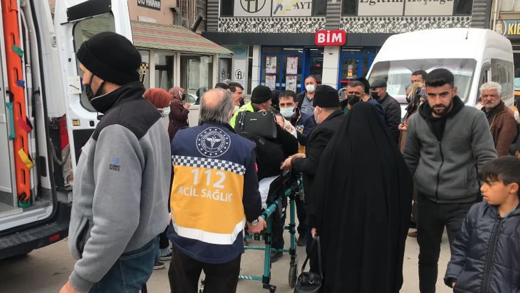Minibüs çarptığı yaya yaralandı