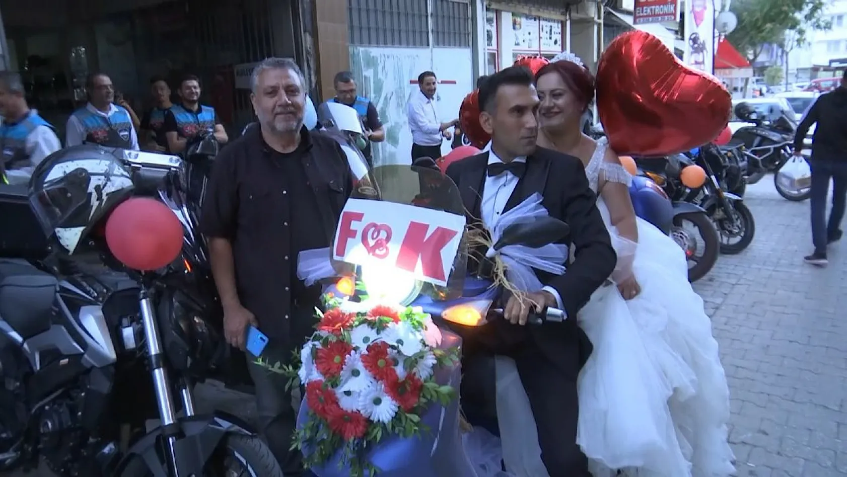 Motor tutkunu damadın gelin arabası da motosiklet oldu
