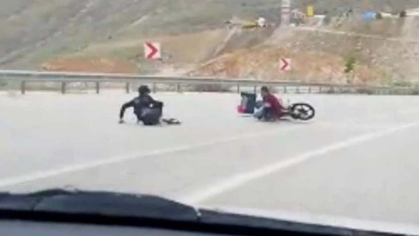 Motosiklet kaygan yolda kaza yaptı