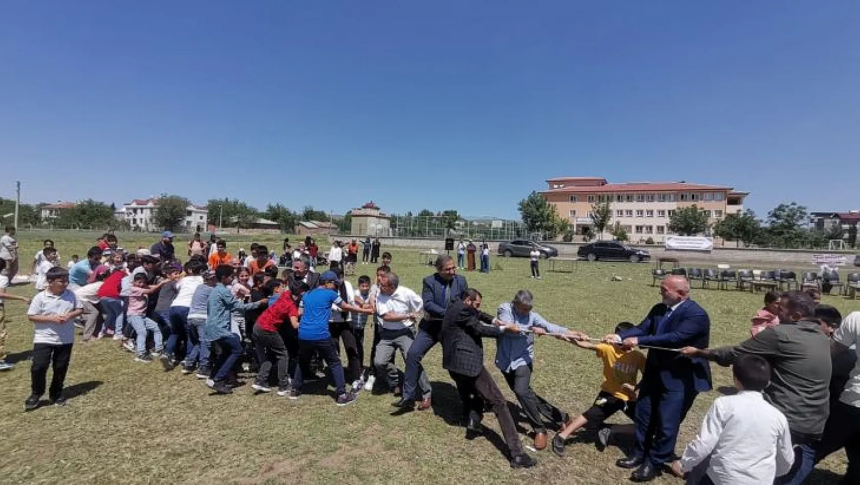 Müftü ve belediye başkanı öğrencilerle halat çekti