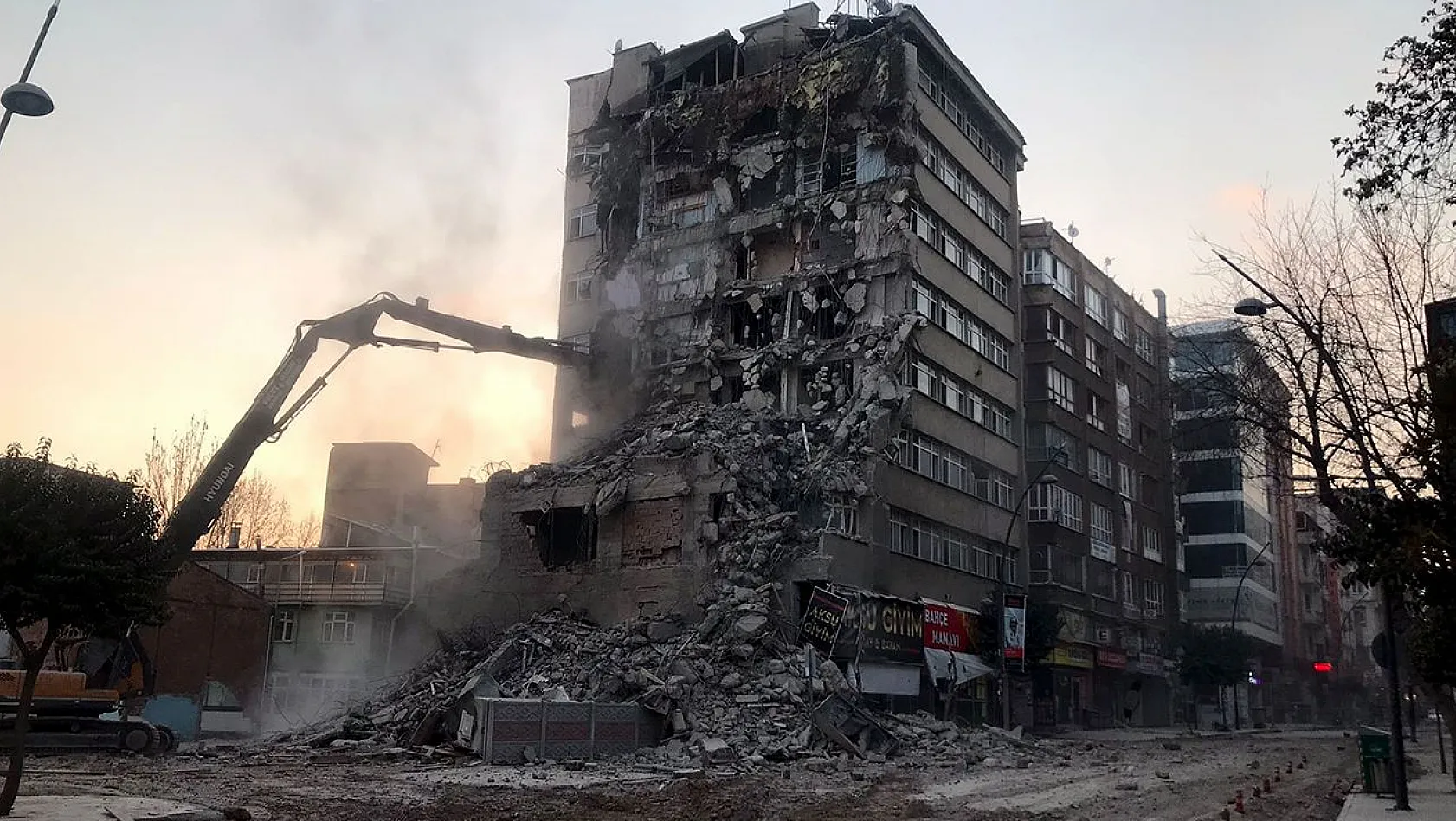 O binanın yıkımına başlandı