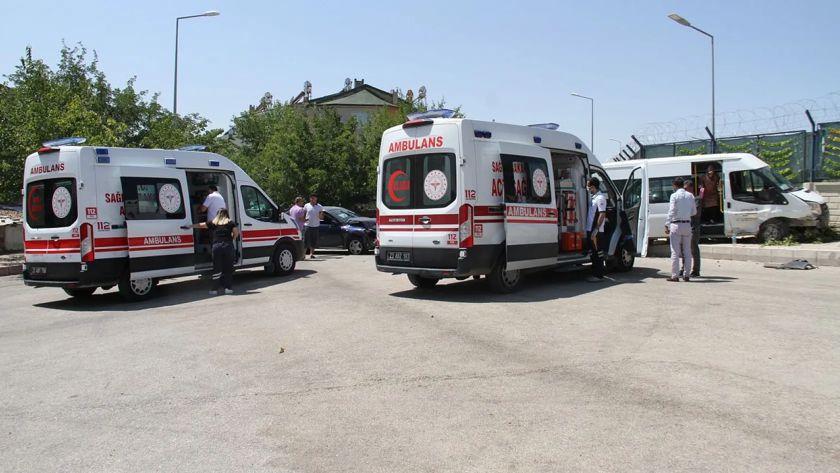 Öğrenci minibüsü ile otomobil çarpıştı