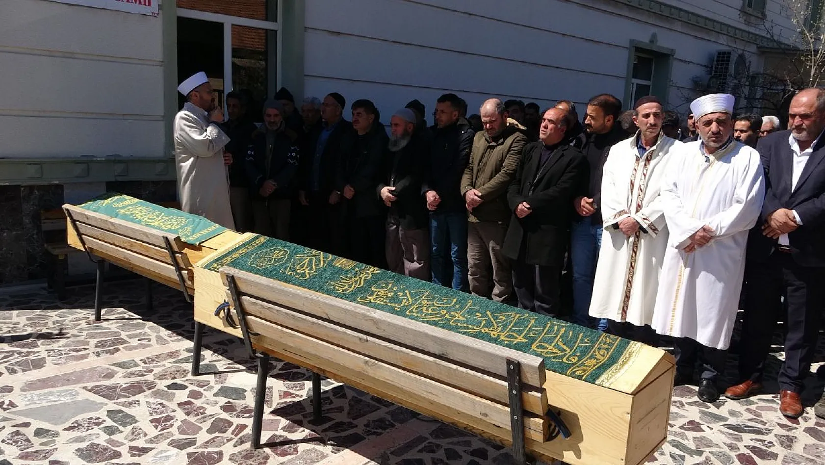 Öğretmen oğulları tarafından öldürülen aile son yolculuklarına uğurlandı