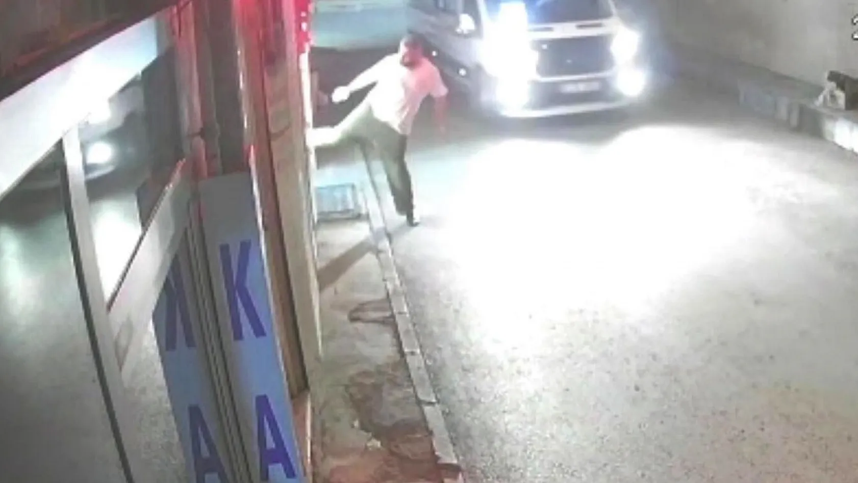 Önüne gelen dükkanın camına tekme ve yumruk attı