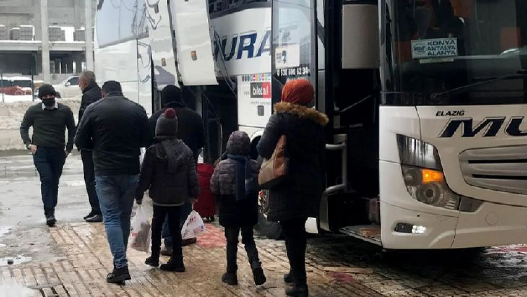 Otobüs seferleri açıldı, vatandaşlar otogara akın etti