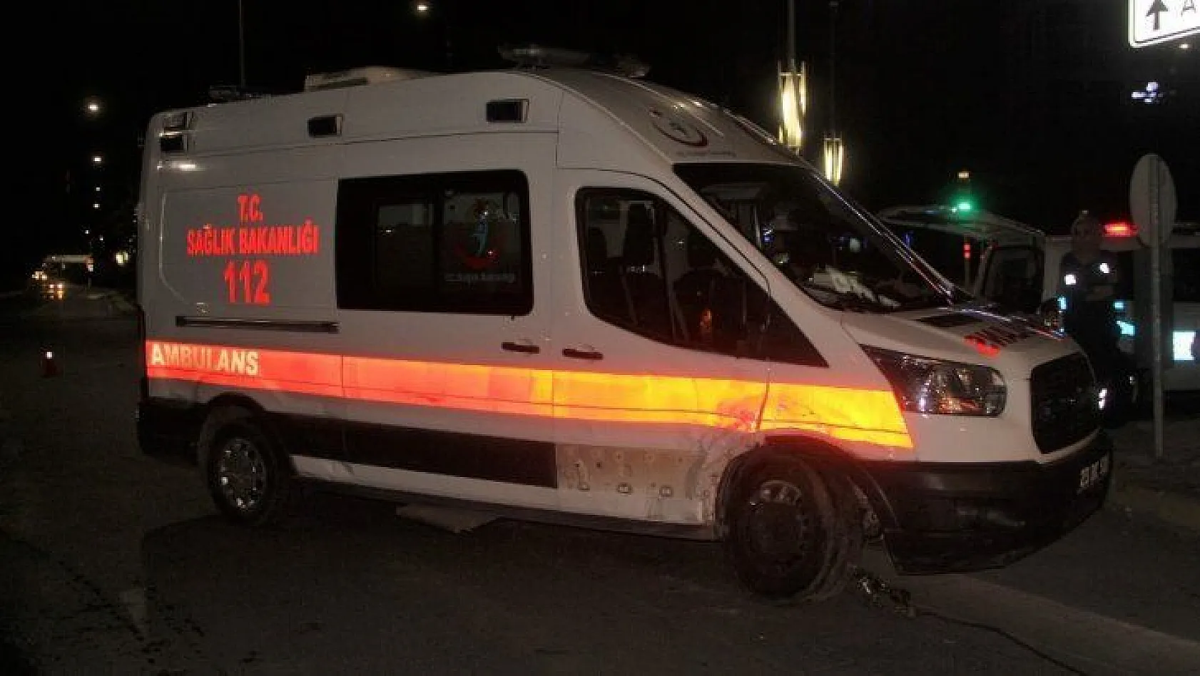 Otomobil ambulansa çarptı! Yaralılar var